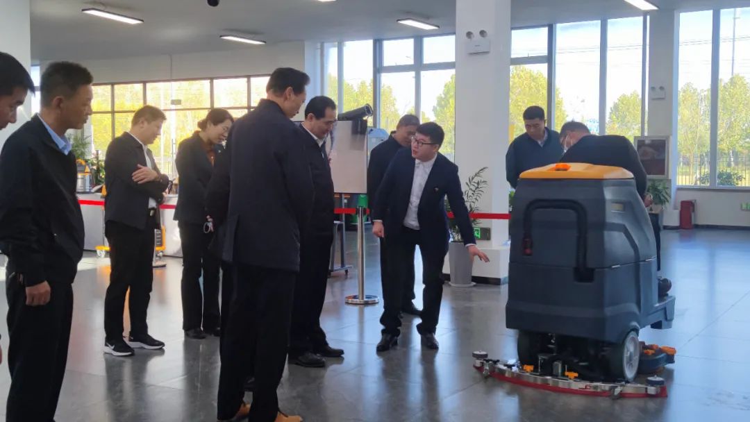 橙犀智造產業園迎來政府政協副主席鄭宏一行參觀指導